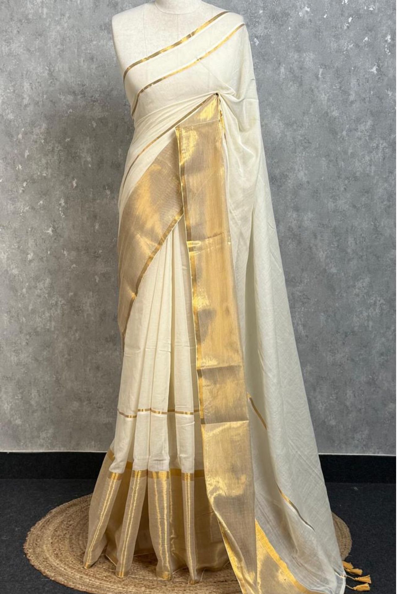 Swarna – White & Golden Zari Mulmul Cotton Saree